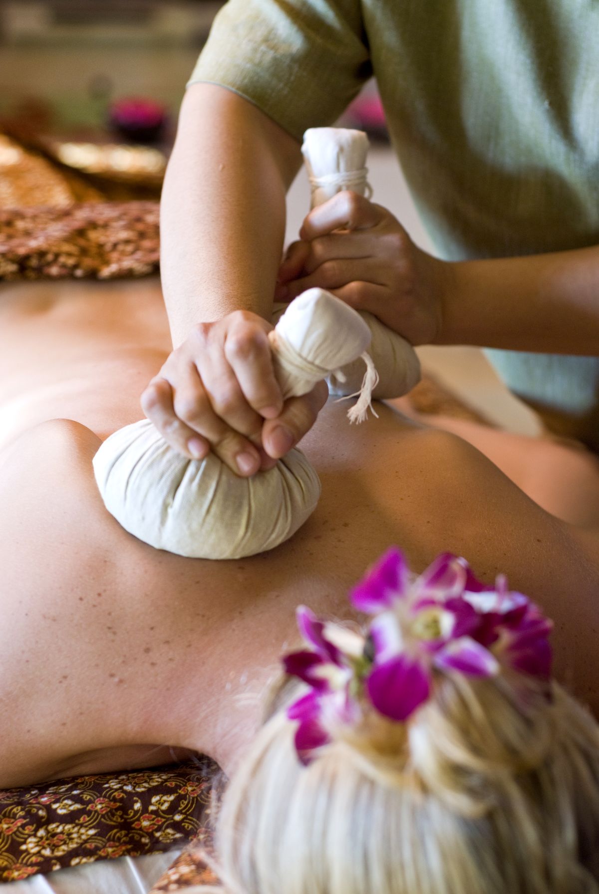 Massage thaï traditionnel avec un pochon d’herbes chaudes